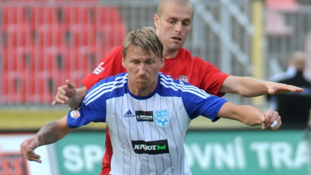 Marek Heinz se v dresu Znojma (vpředu) už neukáže