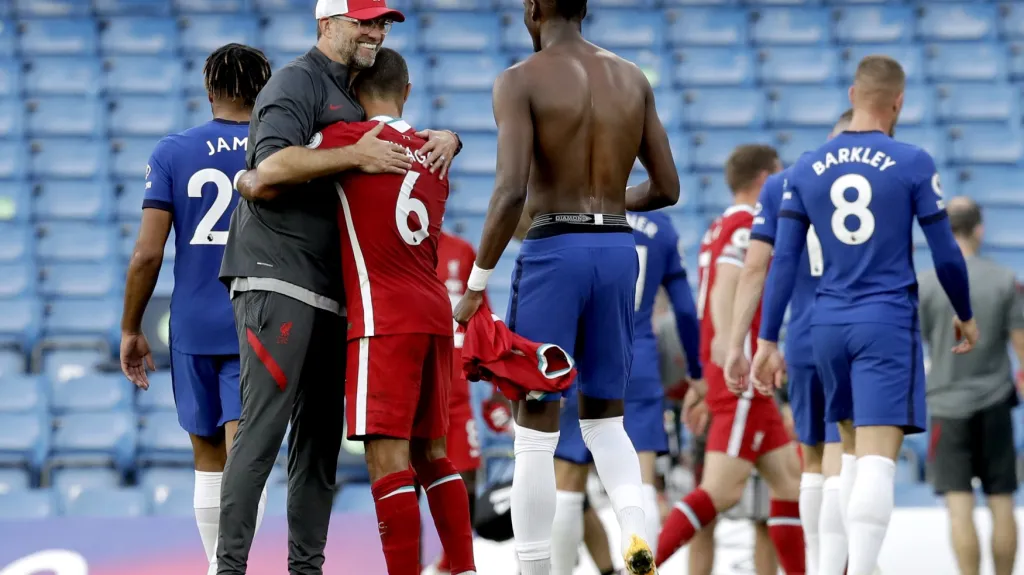 Jürgen Klopp se raduje se svými svěřenci z Liverpoolu po utkání s Chelsea