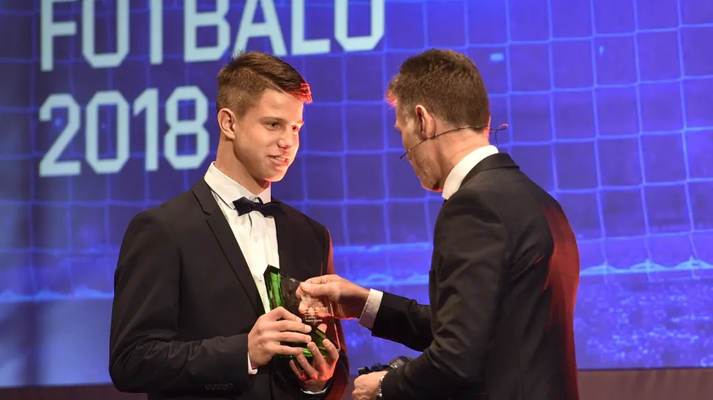 Adam Hložek přebírá cenu na galavečeru Grassroots