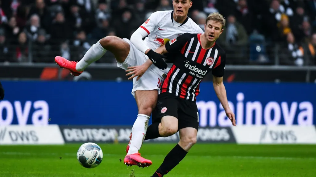 Patrik Schick z Lipska proti Martinu Hintereggerovi z Frankfurtu