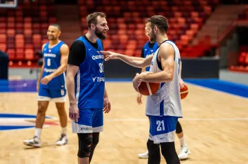 Basketbalisté Martin Kříž a Tomáš Kyzlink
