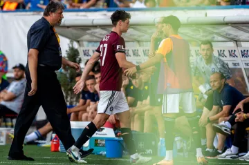 Ladislav Krejčí ze Sparty odchází z teplického trávníku po červené kartě