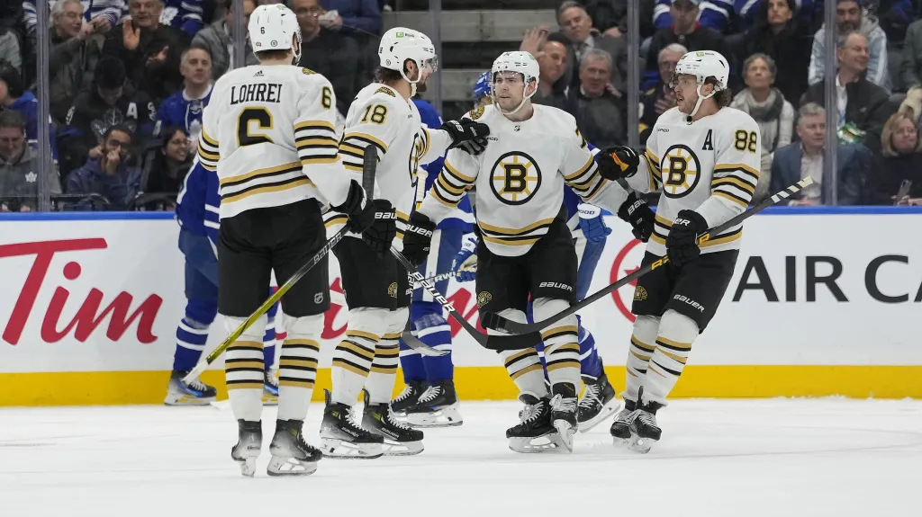 Pavel Zacha (druhý zleva) slaví gól, na který mu přihrával spoluhráč z Bostonu David Pastrňák (úplně vpravo)