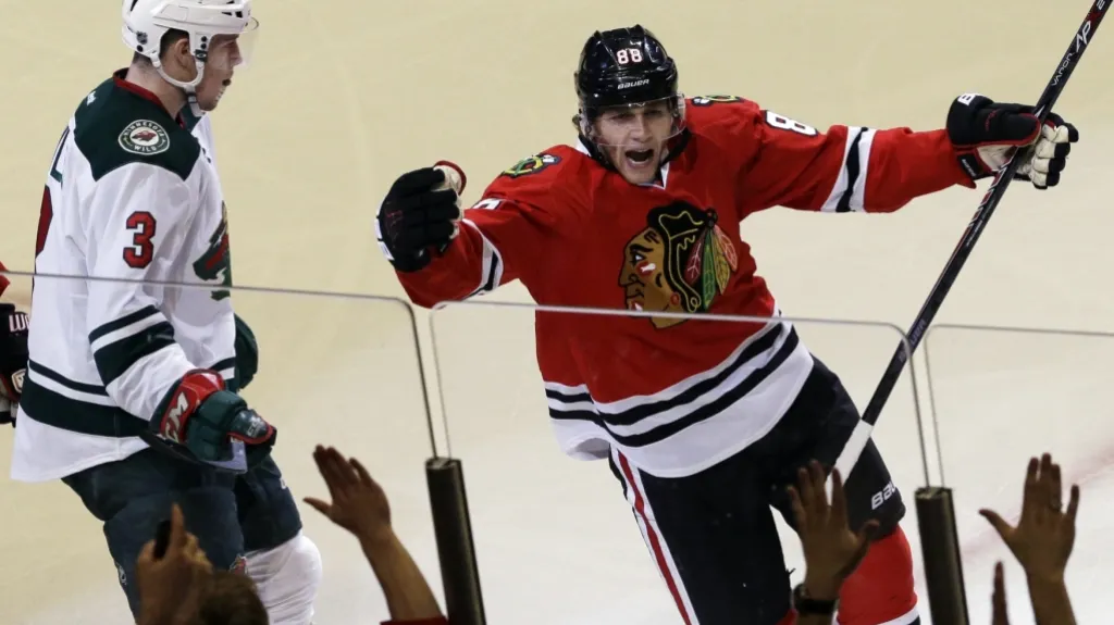 Patrick Kane slaví gól do sítě Minnesoty