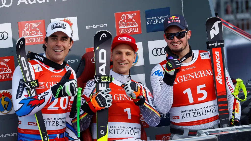 Josef Ferstl (uprostřed) po boku Johana Clareyho a Dominika Parise v Kitzbühelu