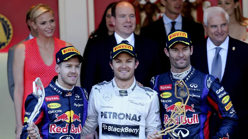 Nico Rosberg (uprostřed) vyhrál před zraky prince Alberta Velkou cenu Monaka