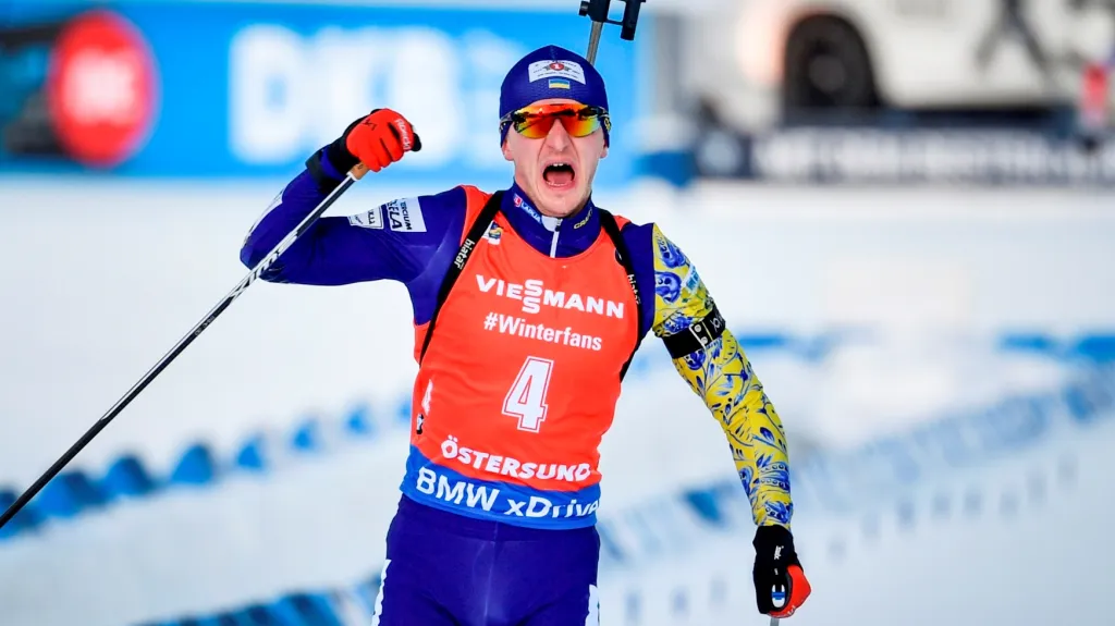 Biatlonista Dmytro Pidručnyj slaví zlatou medaili na MS v Östersundu