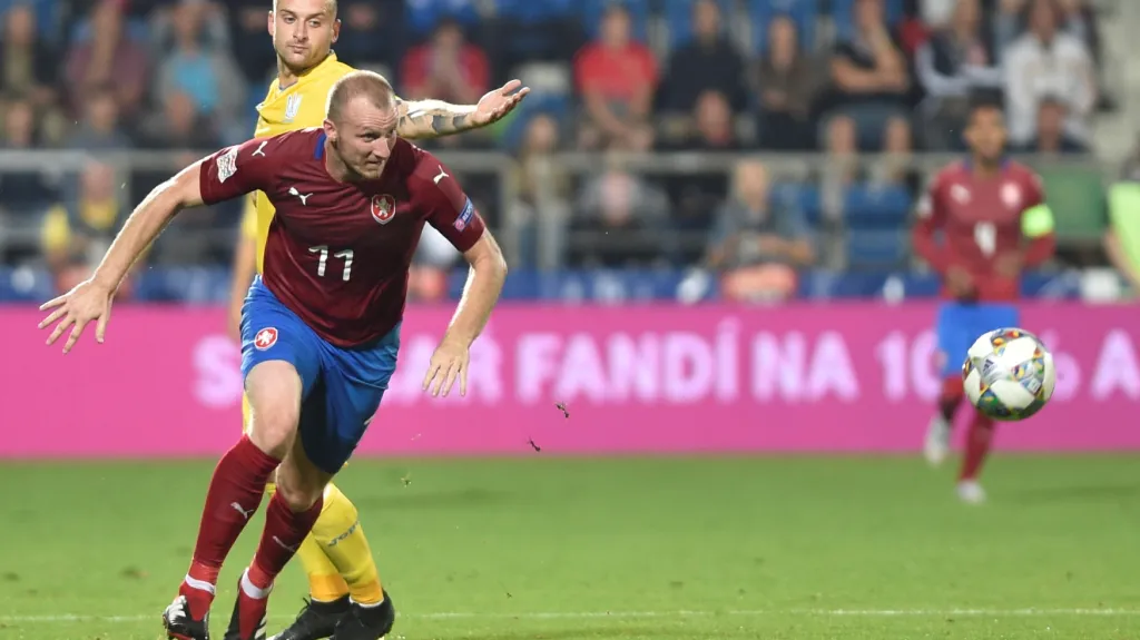 Michael Krmenčík uniká obránci Ukrajiny Jaroslavu Rackijmu