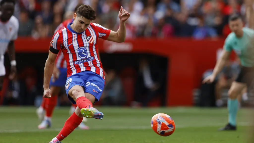 Álvarez dává z penalty gól Atlética v Seville