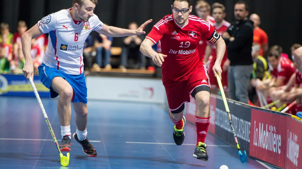 Švýcar Matthias Hofbauer (vpravo) v utkání s Českem