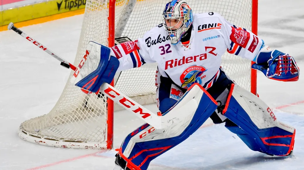 Vítkovický brankář Patrik Bartošák v předkole play-off proti Spartě