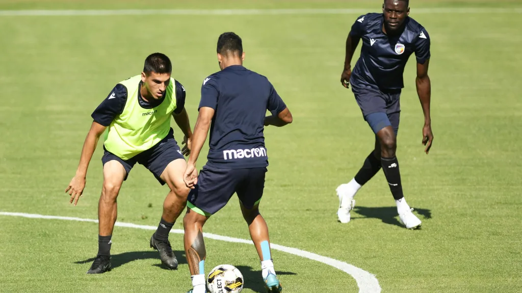 Kristi Qose (vlevo) na tréninku Plzně