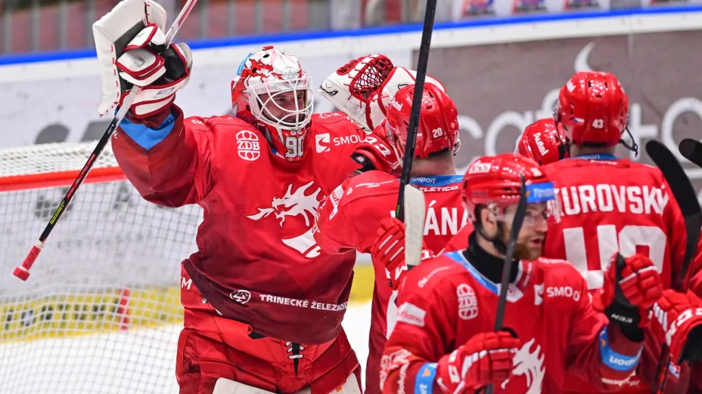 Ondřej Kacetl slaví s třineckými spoluhráči
