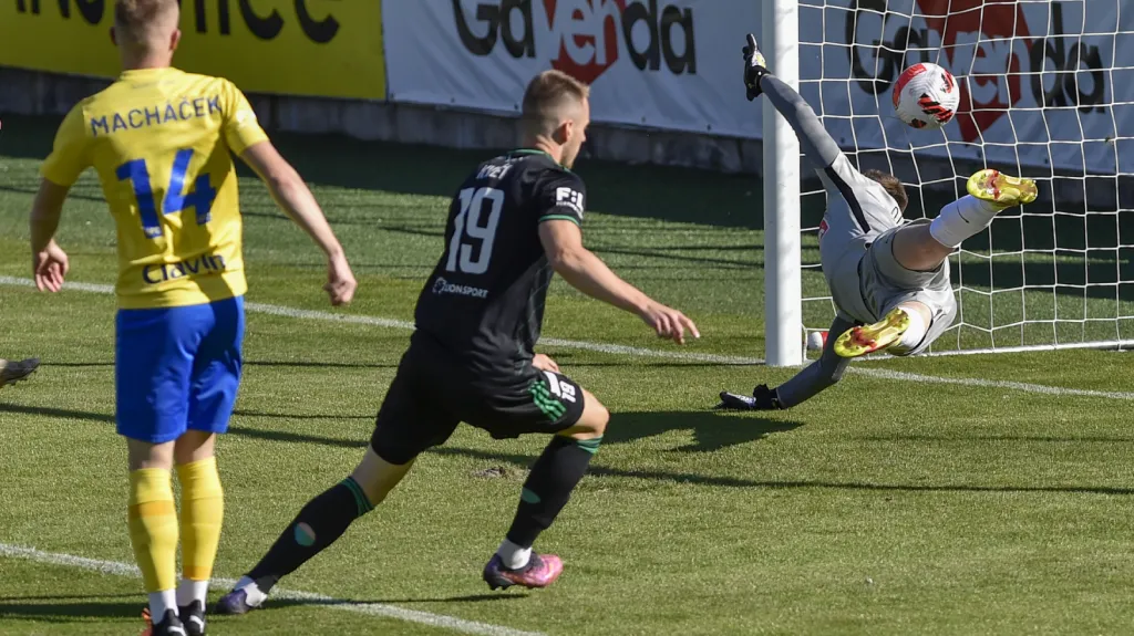 Roman Květ z Bohemians 1905 střílí gól Opavě