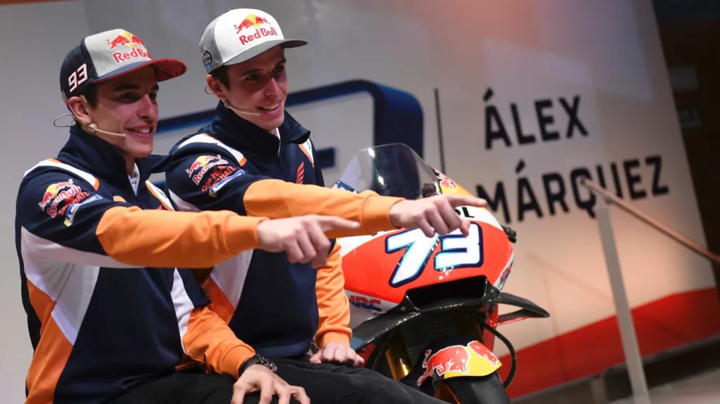 Marc a Alex Márquezovi při představení letošního motocyklu