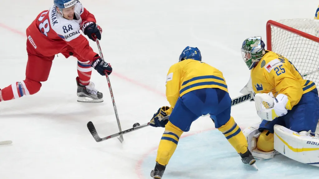 David Pastrňák střílí první český gól do švédské sítě