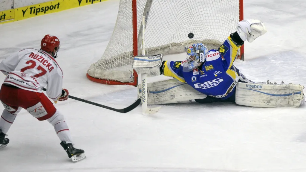 Martin Růžička z Třince překonává zlínského brankáře Jakuba Sedláčka