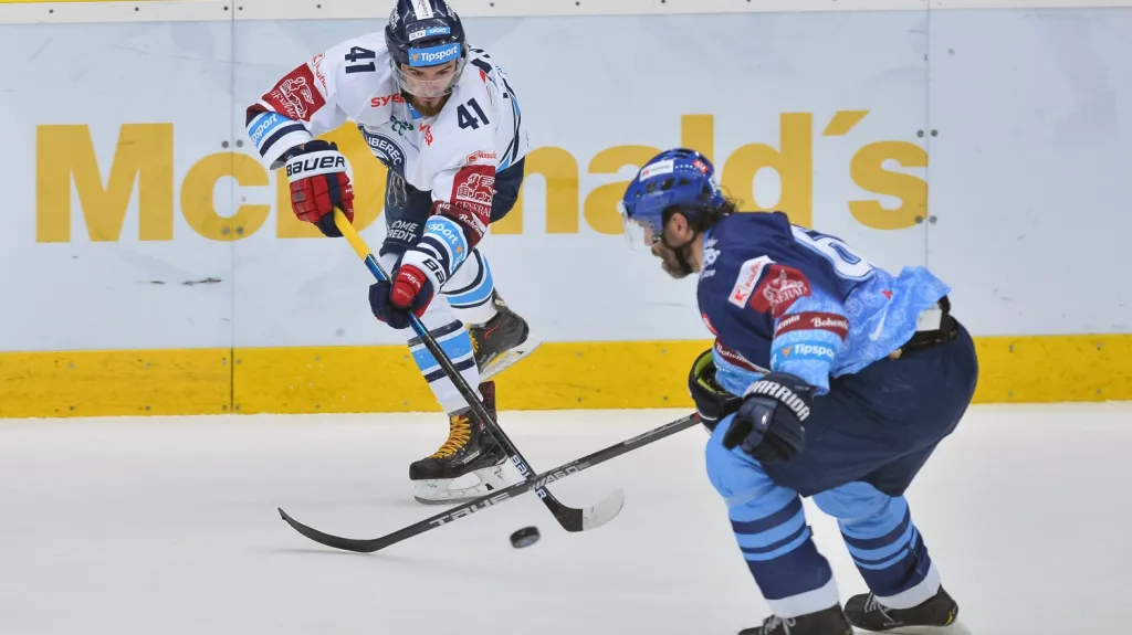 Tomáš Filippi v souboji s Jaromírem Jágrem