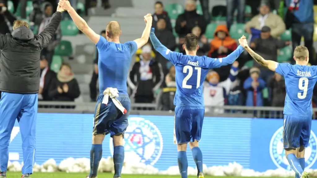 Slovenští fotbalisté slaví výhru nad ČR