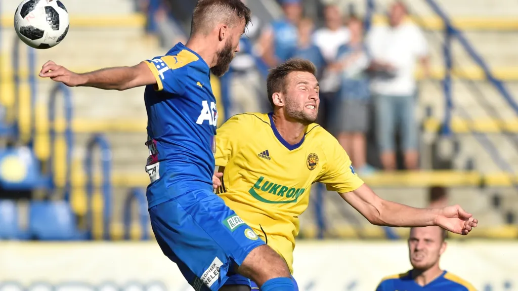 Jan Hošek z Teplic (vlevo) v hlavičkovém souboji s Tomášem Poznarem ze Zlína