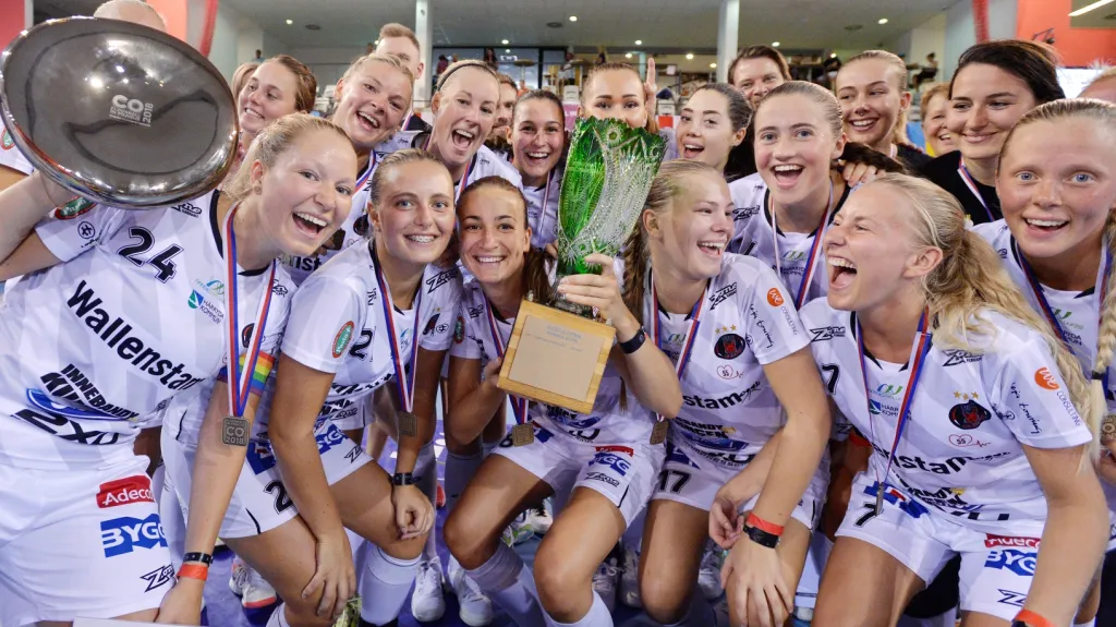Florbalistky Pixba Wallenstam s trofejí z Czech Open
