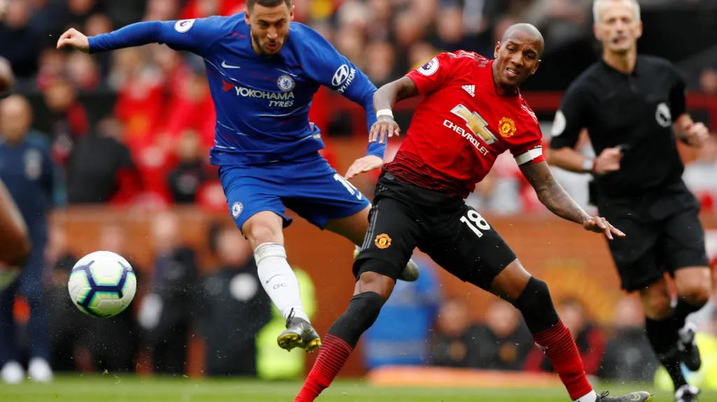 Eden Hazard z Chelsea v souboji s Ashleym Youngem z United
