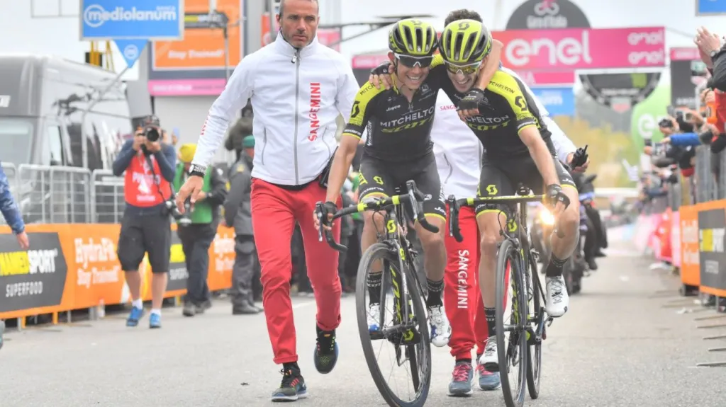 Esteban Cháves spolu se Simonem Yatesem na vrcholu Etny