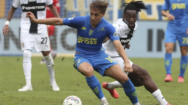 Jacopo Fazzini a Woyo Coulibaly v zápase mezi Parmou a Empoli