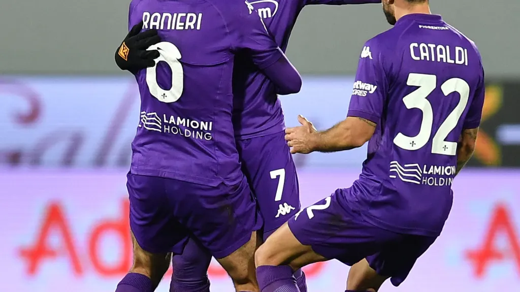 Hráči Fiorentiny Riccardo Sottil, Luca Ranieri a Danilo Cataldi