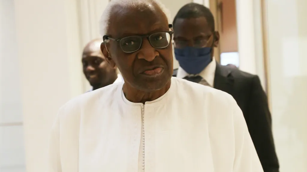 Lamine Diack u soudu v Paříži