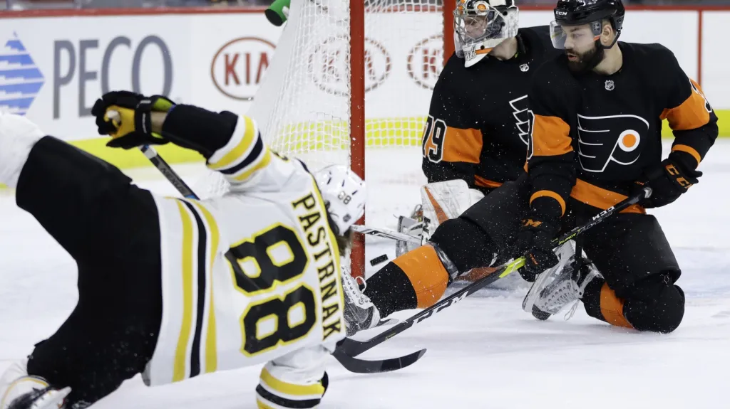David Pastrňák a Radko Gudas v zápase Philadelphie s Bostonem
