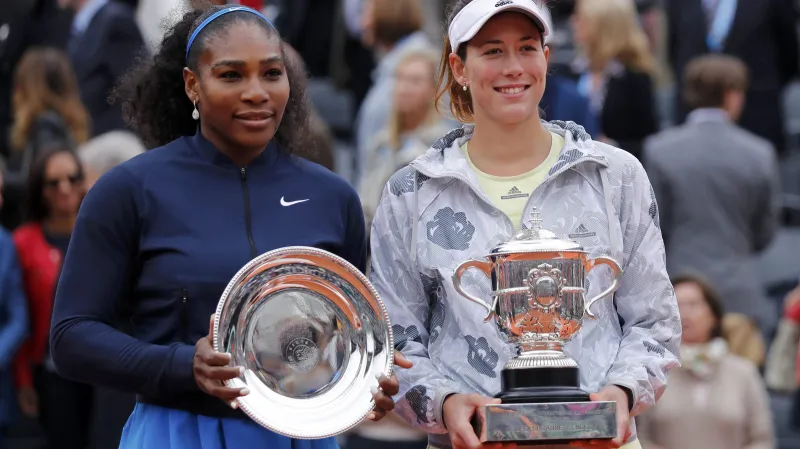 Garbiňe Muguruzaová (vpravo) porazila ve finále French Open Serenu Williamsovou