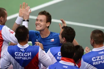 Tomáš Berdych slaví výhru s daviscupovým týmem