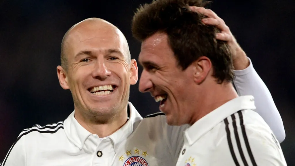Arjen Robben a Mario Mandžukič z Bayernu