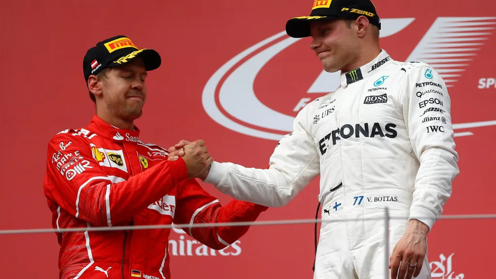 Sebastian Vettel (vlevo) a Valtteri Bottas 
