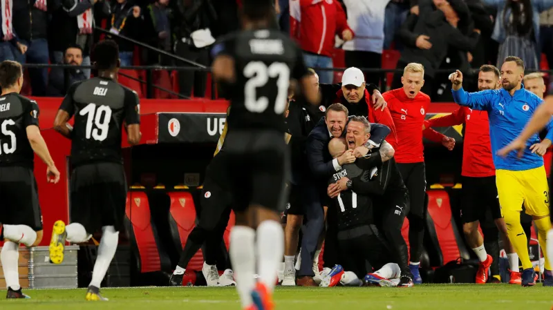 Miroslav Stoch se raduje z gólu s realizačním týmem Slavie