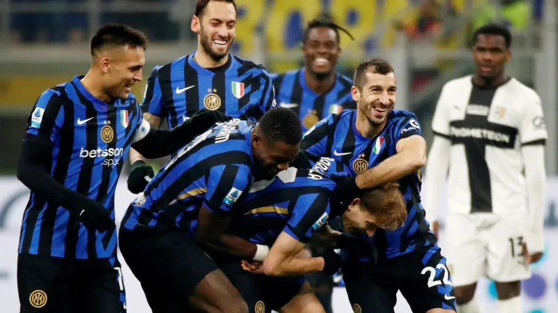 Nicolo Barella slaví druhý gól do sítě Parmy