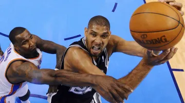 Tim Duncan v utkání s Oklahomou