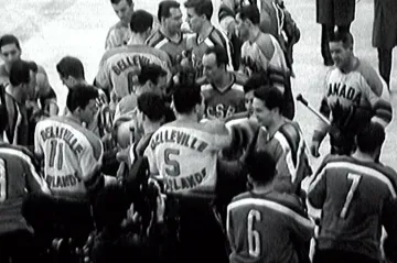 Českoslovenští hokejisté se zdraví s Kanaďany na MS 1959