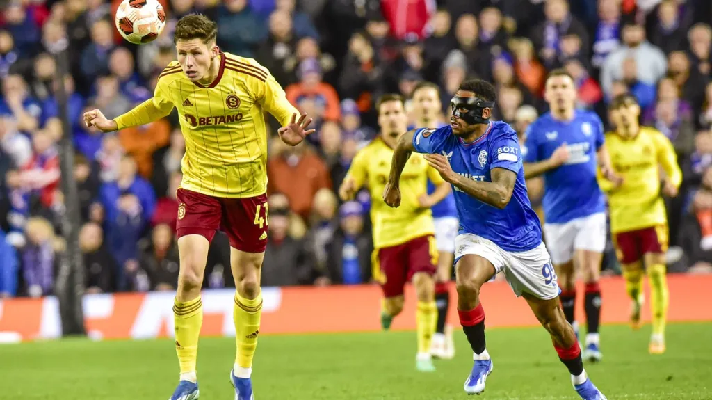 Martin Vitík v zápase s Rangers
