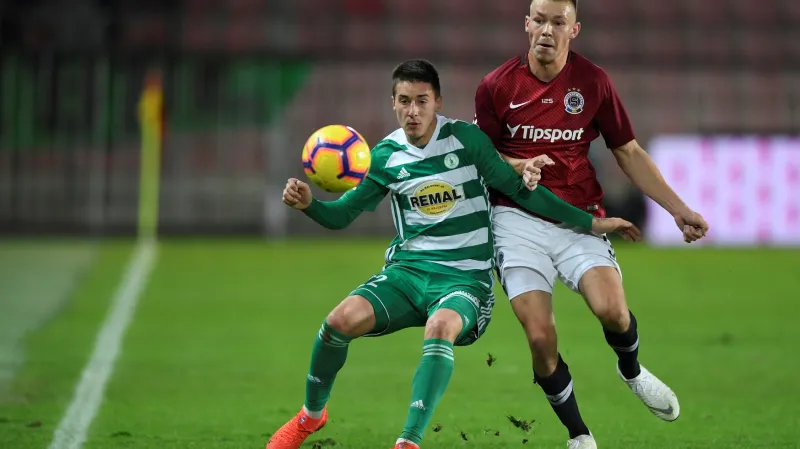 Antonín Vaníček z Bohemians v souboji s Dominikem Plechatým ze Sparty