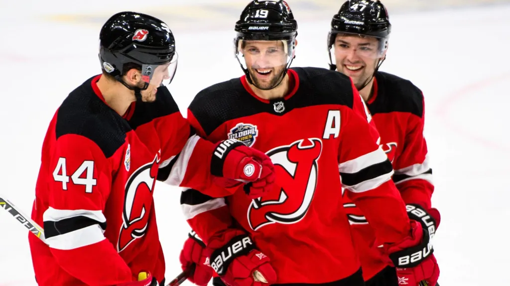 Travis Zajac slaví gól se spoluhráči z Devils 