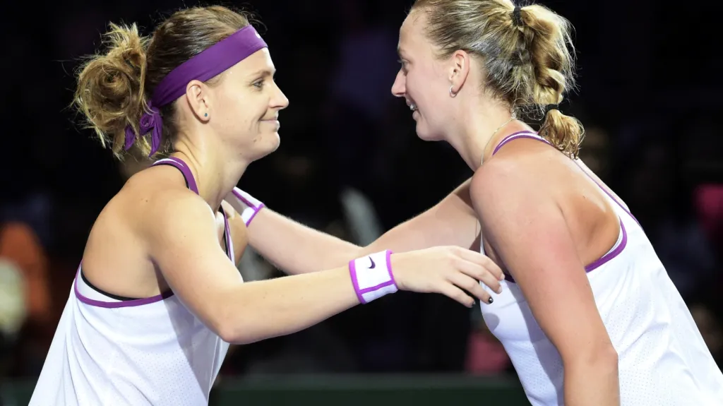 Lucie Šafářová (vlevo) a Petra Kvitová na Turnaji mistryň
