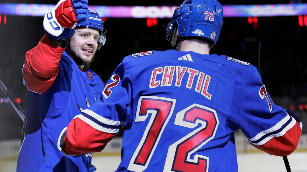 Artěmij Panarin slaví gól s Filipem Chytilem