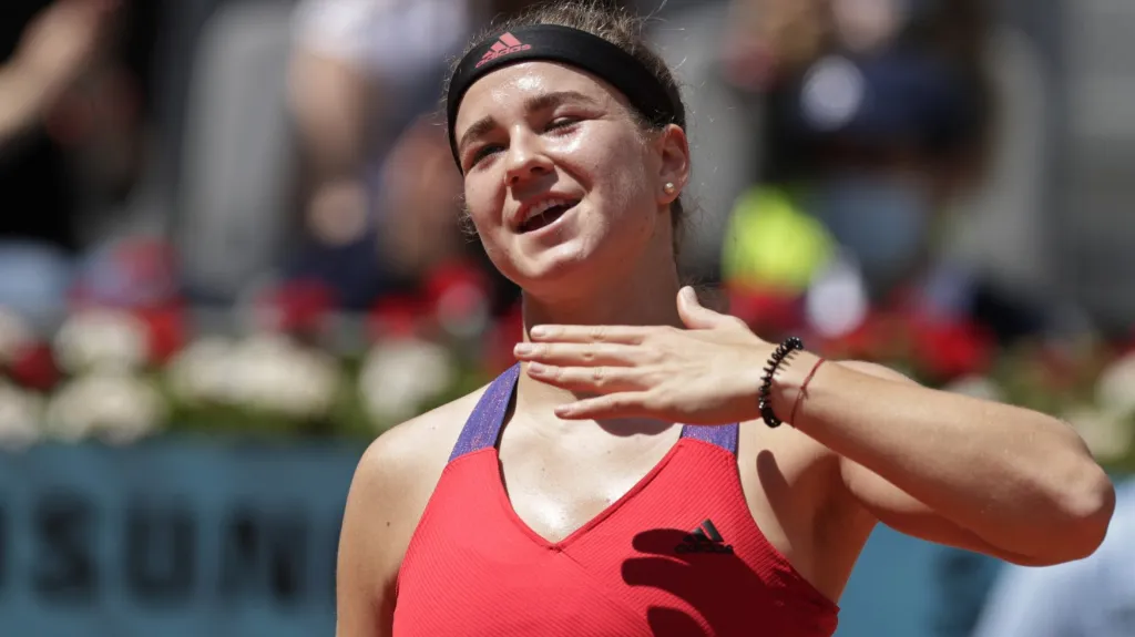 Karolína Muchová se raduje z vítězství