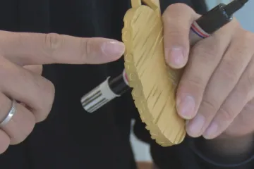 Korejské písmo na lemu medaile