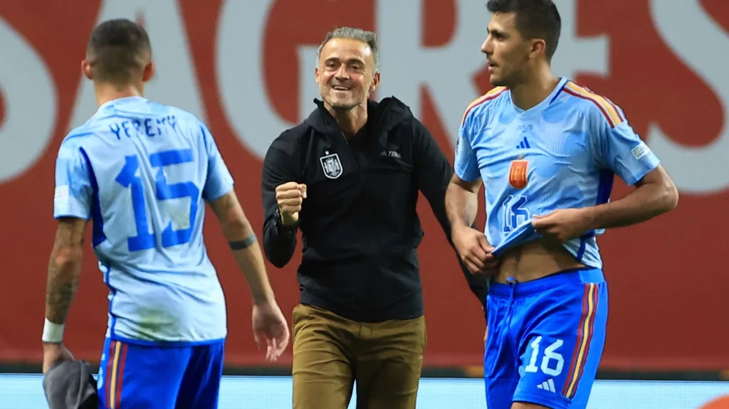 Kouč Španělů Luis Enrique se  raduje z výhry svých svěřenců