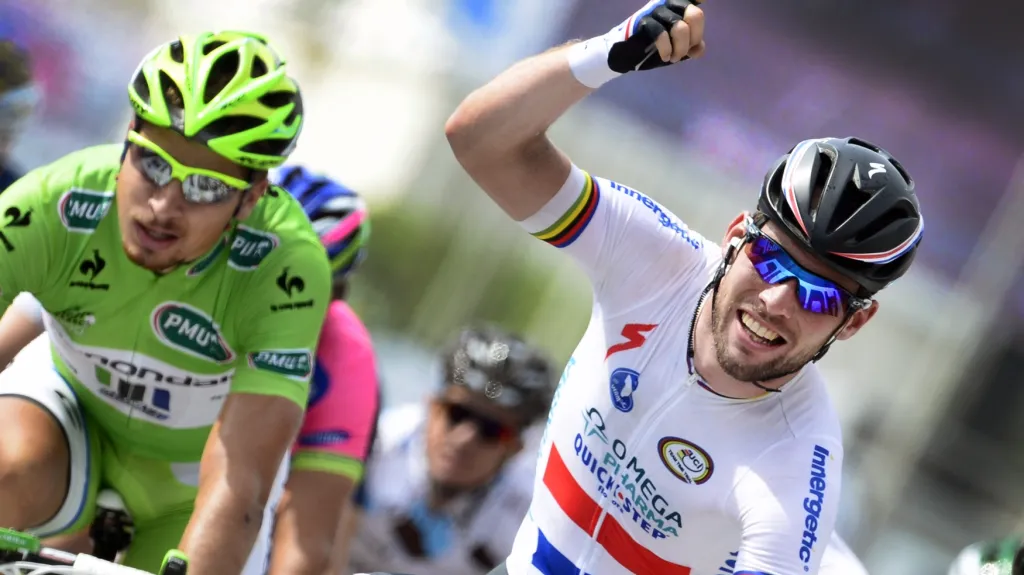 Peter Sagan (vlevo) prohrál včerejší spurt s Cavendishem