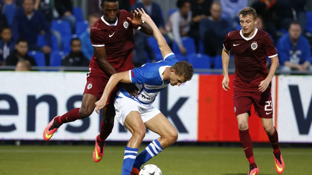 Tomáš Necid (uprostřed) ze Zwolle v souboji o míč se sparťanským obráncem Costou