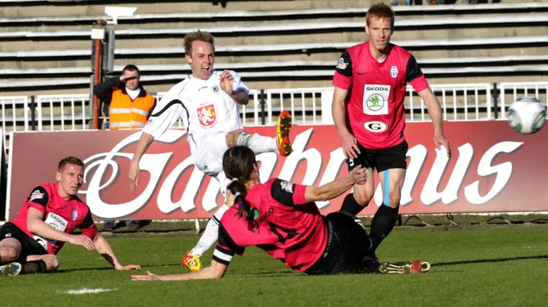 Hradecký Vojtěch Štěpán střílí gól do mladoboleslavské sítě